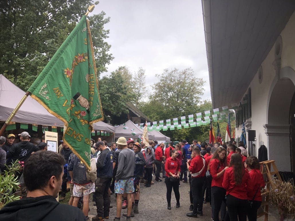 Visiteurs découvrant les stands vaudois à la Fête des Fêtes de Ballenberg