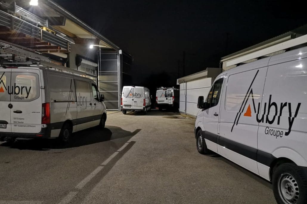 Véhicule utilitaire habillé avec les couleurs et le logo de la marque Aubry