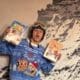 Bryan en pull de Noël tenant une boîte de Cini Minis – campagne influenceurs pour Nestlé