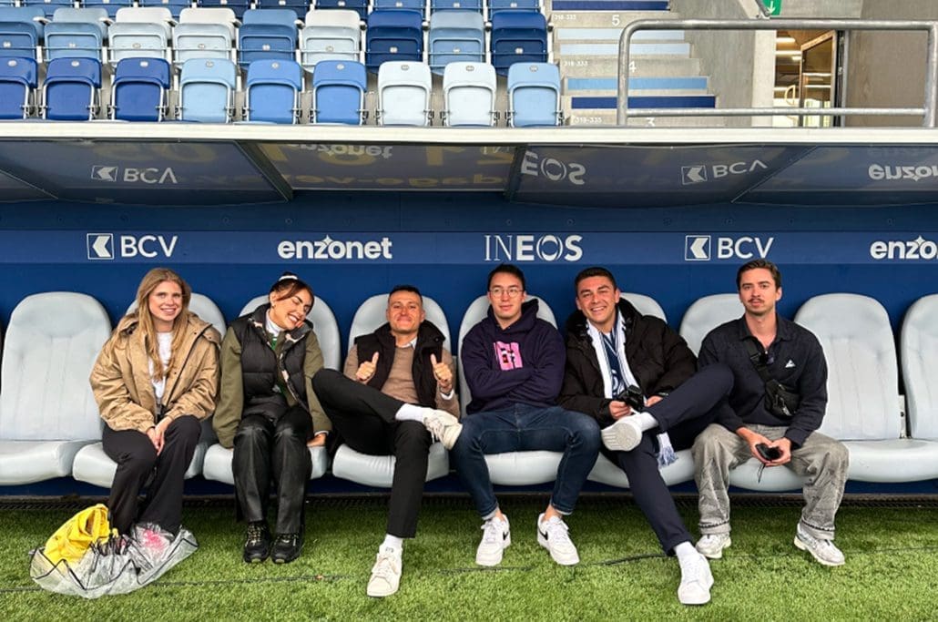 Photo des influenceurs assis sur le banc des joueurs du FC Lausanne-Sport