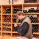 Homme dégustant un verre de vin blanc des Vins de La Côte