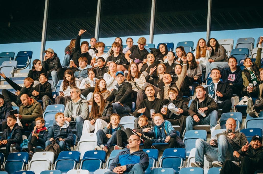 Bryan Slade avec le public lors d’un événement du FC Lausanne-Sport